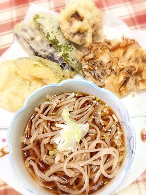 Snapdishの料理写真:山形のオンちゃんが蕎麦を送ってくれたので、天ぷら蕎麦にしました！|ともちゃんさん