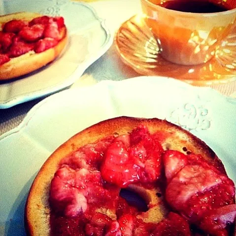 Snapdishの料理写真:Freshly made Maple 🍓Strawberry on Bagel with coffee ☕|tayukoさん