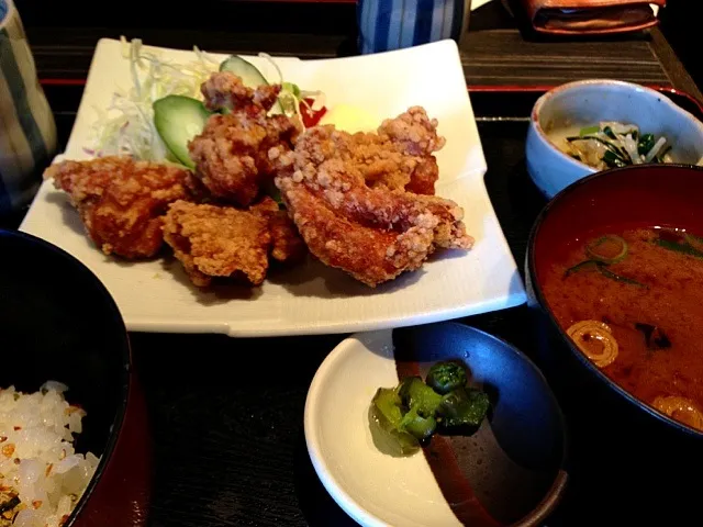 ランチメニュー。若鶏の唐揚げ定食|大石さん