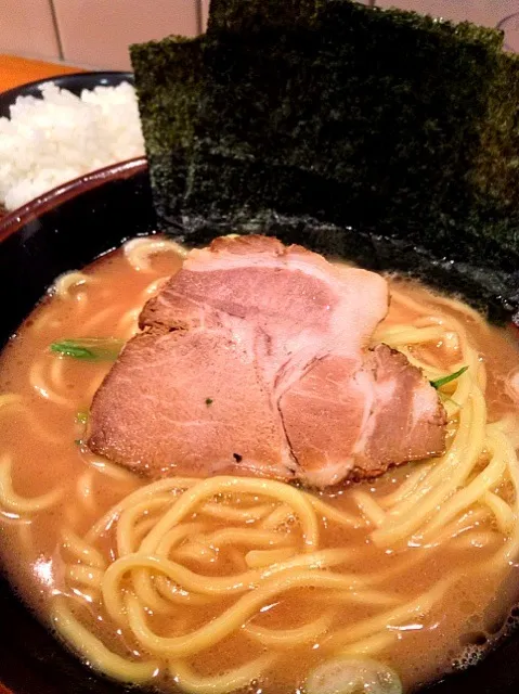 Snapdishの料理写真:ランチは、家系ラーメン（麺硬め、脂少なめ、味濃いめ）と、小ライス。|Takashi H.さん