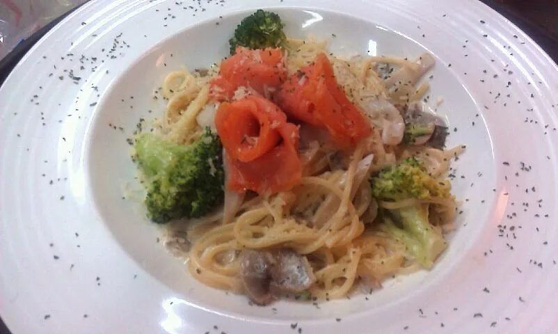 spaghetti with smoked salmon and mixed mushroom|廖耀鳴さん