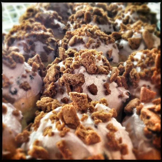 Donut Hole with Mascarpone Cheese buttercream  topped with ginger snaps.|S Bさん