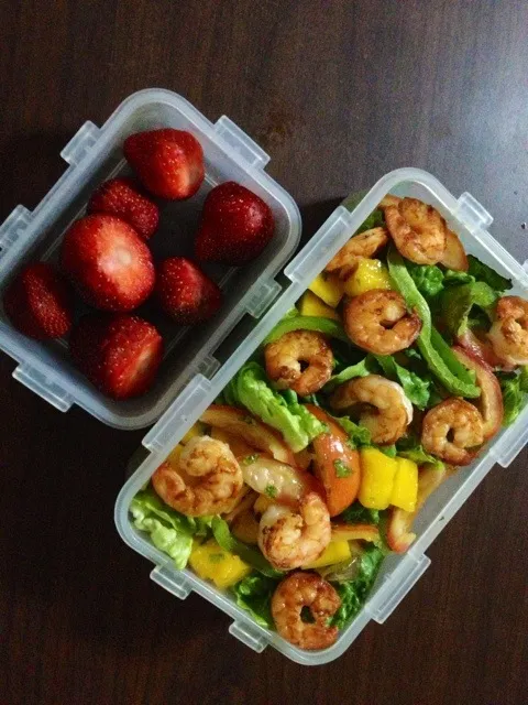 Snapdishの料理写真:Inside my lunchbox~mango shrimp salad and strawberries gor dessert|kristina de la cruzさん