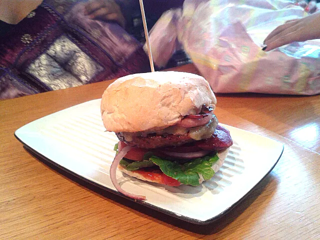 Snapdishの料理写真:goats cheese and hummus burger|Jennifer Sungさん