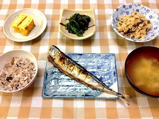 焼き秋刀魚、おからのいり煮、ほうれん草のごま和え、だし巻き玉子、あさりの味噌汁、雑穀米|ゆりさん