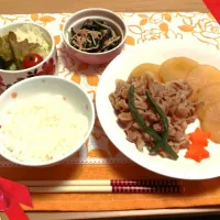 Snapdishの料理写真:大根と豚肉の煮物v(^o^)

ほうれん草とえのきとツナのめんつゆ炒めv(^o^)|あいさん