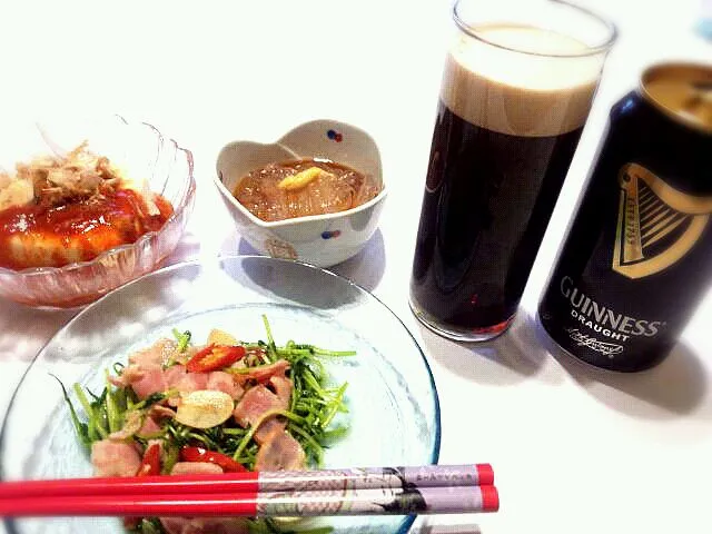 Snapdishの料理写真:１人で晩酌、豆苗ベーコン炒め、冷奴、ところてんとGuinness黒ビール(*^_^*)|naomiさん