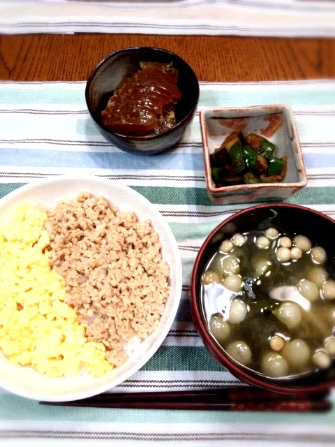 鶏そぼろ丼、なすとピーマンのおかか炒め、麩と若布の味噌汁、奈良漬け|Rogerinaさん