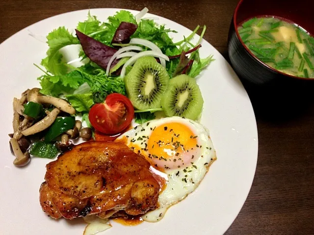 Snapdishの料理写真:今日の晩ご飯。チキンステーキ照り焼きソース、半熟目玉焼き添え。照り焼きソースってオイスターソースいれて作るのね。めっちゃ美味しかった！|miu37さん