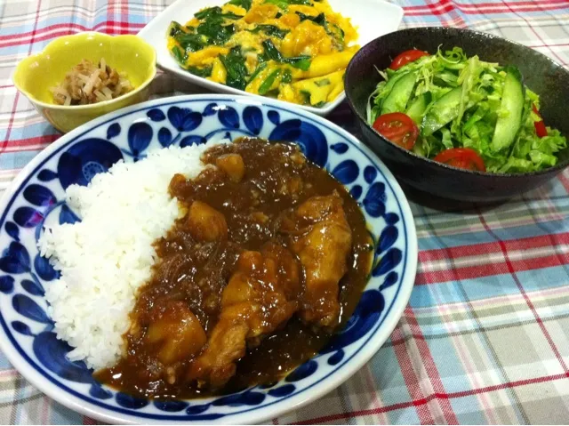 チキンカレー・ニラ卵・モヤシのなめ茸和え・グリーンサラダ|まーままさん