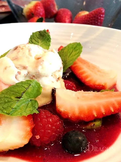 Warm Berries Soup with ice cream|12Dragonさん