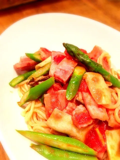 ポン酢でさっぱり。トマトとアスパラのパスタ|みちーずCAFEさん