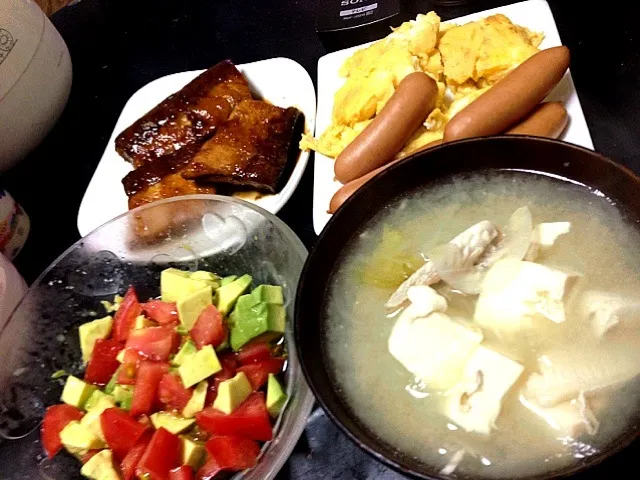 ブリのアラ汁。ブリの照り焼き。アボカドトマト。土鍋ご飯。|かなさん