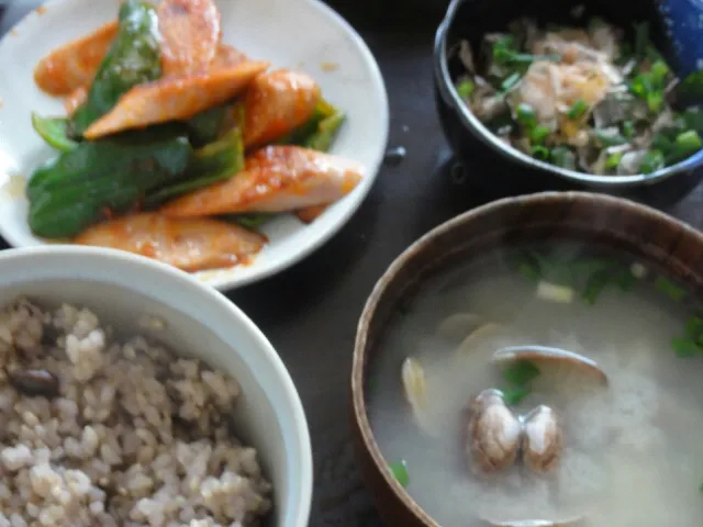 あさりの味噌汁、納豆、魚肉ソーセージとピーマンのケチャップ炒め|まぐろさん