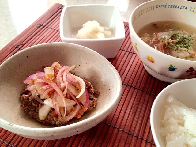 cocoさんの常備菜玉ねぎ乗せ納豆朝ごはん|みきぴょん♪さん