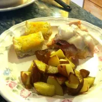 Chicken cordon bleu, roasted red potatoes, and garlic bread! Numminess!! :)|Rebecca Merrillさん