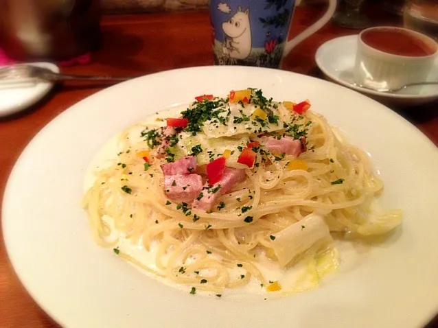 厚切りベーコン♪春キャベツ＆ケッパークリームパスタ！黒胡椒風味。|hirotomoさん