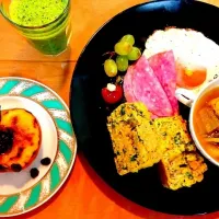 Snapdishの料理写真:おからと旬野菜の和風ケークサレ、自家製カレースープ、目玉焼きとハム、葡萄、春キャベツとほうれん草のスムージー、焼き林檎|asakoさん