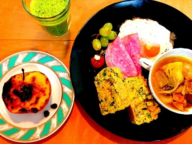 Snapdishの料理写真:おからと旬野菜の和風ケークサレ、自家製カレースープ、目玉焼きとハム、葡萄、春キャベツとほうれん草のスムージー、焼き林檎|asakoさん