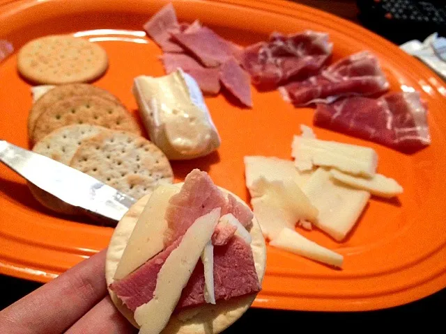 Brie, Fontina, prosciutto, baked ham, & fancy crackers|Elise Templetさん