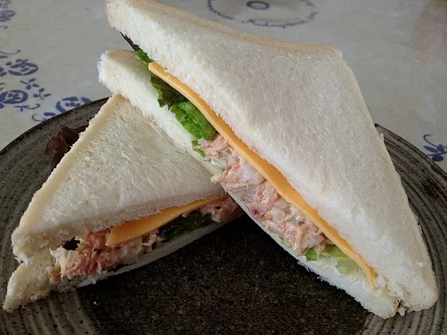 Tuna cheese sandwich.|Comer Ruyeeさん