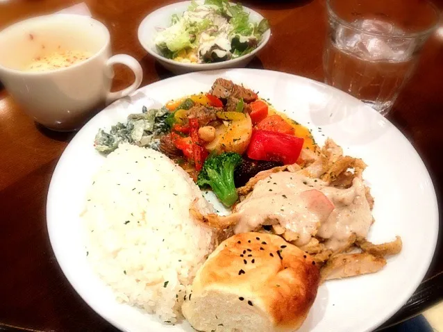 Snapdishの料理写真:Turkish Kebab and salad set!|Ernさん