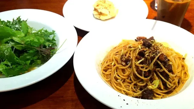 Snapdishの料理写真:エゾジカ赤ワイン煮込みソースパスタ🍝|uchikawa hiroshiさん