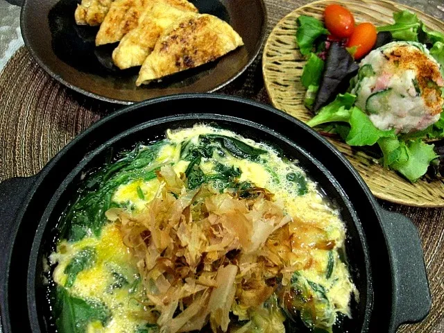 Snapdishの料理写真:油揚げの納豆仕込 & ほうれん草の卵とじ小鍋仕立て & ポテトサラダ|naomi tさん