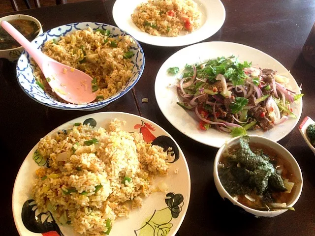 たまご炒飯、牛肉のスパイシーサラダ、味噌汁|ばなさん