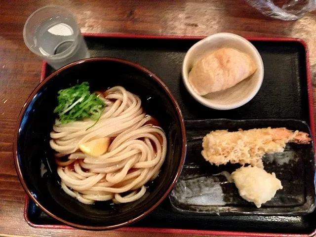 Snapdishの料理写真:ぶっかけうどんと揚物、お稲荷さん|マカロニ公爵さん