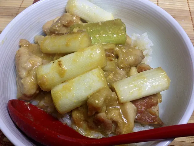 鶏モモとネギの味噌炒め丼|マカロニ公爵さん