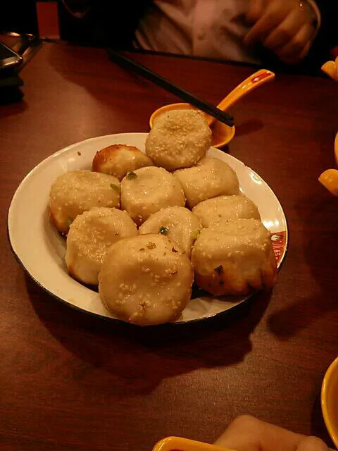 小杨生煎包，上海。 xiao yang pan fried meat buns from shanghai are to die for|Yi Ning Limさん