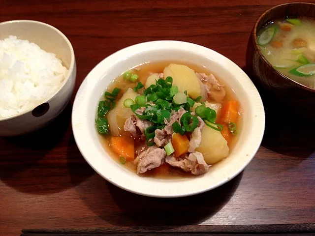 肉じゃがとなめこと豆腐の味噌汁とサラダ|さやかさん