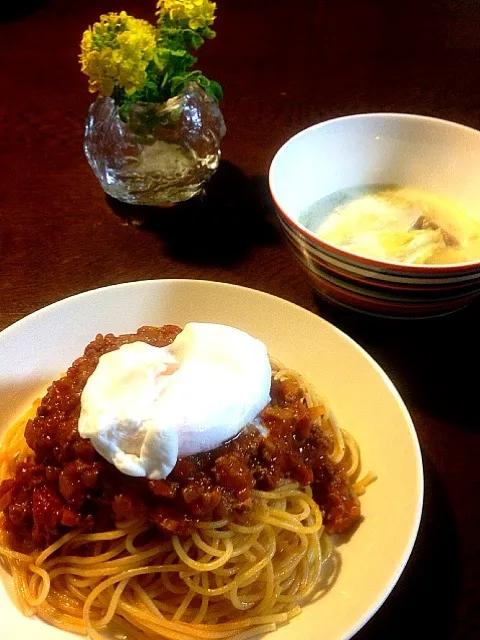 Snapdishの料理写真:手作りミートソースとポーチドエッグのパスタ♡白菜ときのこのミルクスープ♡|やすこさん