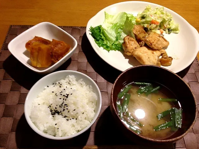 本日の晩御飯 鶏むね肉のハニーマスタードソテー・コールスローサラダ・かぼちゃの煮物・にらと新玉ねぎのお味噌汁・白いご飯にごま塩|よっしーさん