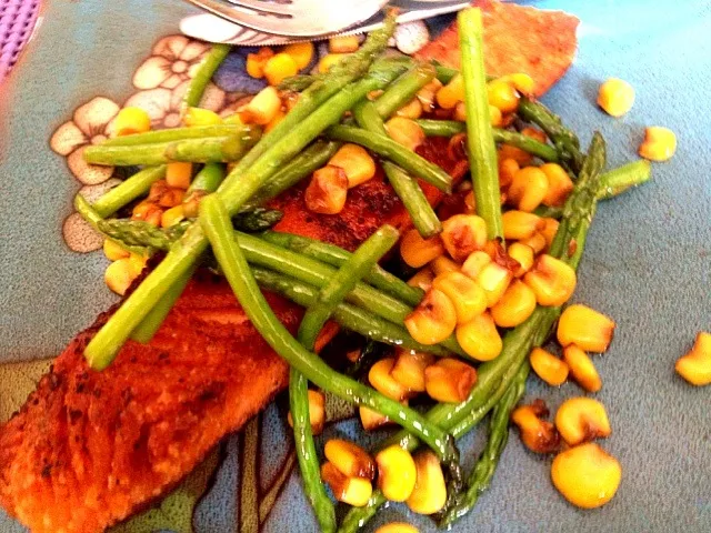 Pan-seared salmon with asparagus and corn|kristina de la cruzさん