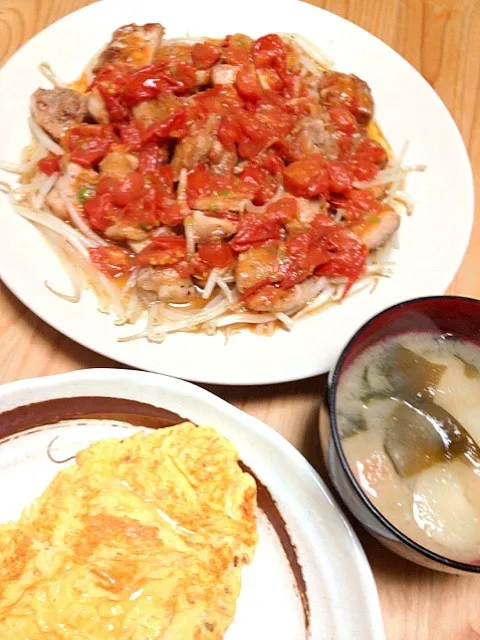 Snapdishの料理写真:鶏肉のペッパー焼き・トマトソース   チーズオムレツ   お麩のみそ汁|harami111さん