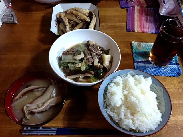 椎茸ステーキ🎶キノコの味噌汁🎶野菜とキノコのポン酢炒め🎶|すかラインさん