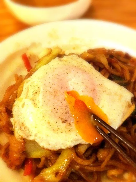 目玉焼き乗っけ焼そば|ヒラっぴーさん