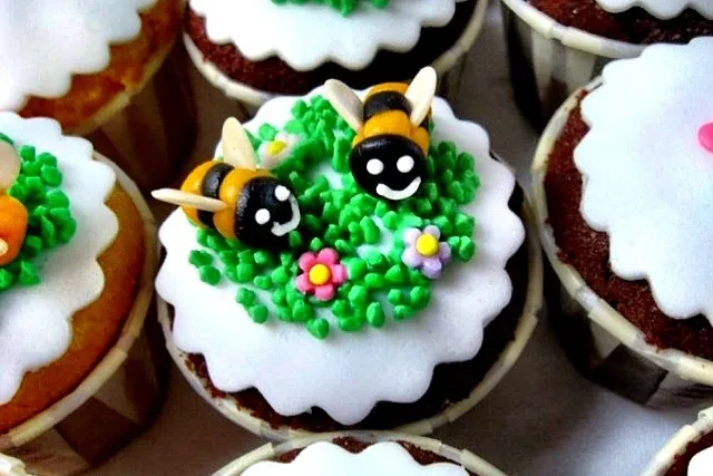 Mini cupcakes - bumble bees|Debbieさん