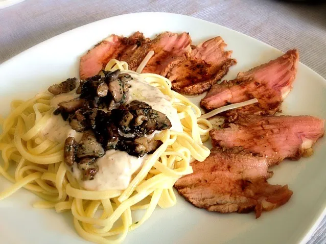 Roast Beef, Pasta Noodles and Mushrooms.|De Pupesさん