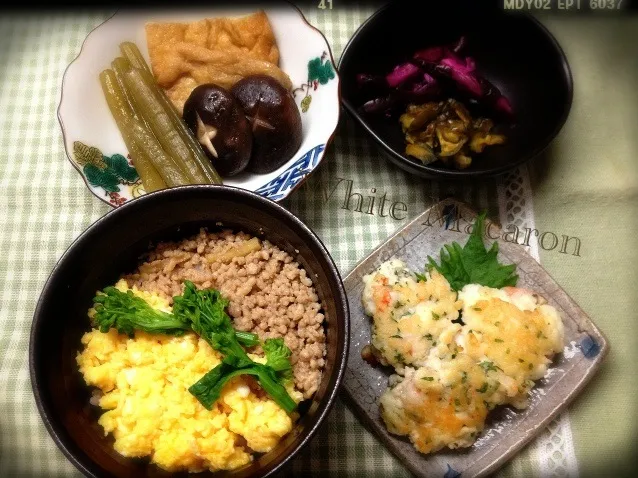 Snapdishの料理写真:鶏そぼろ丼菜の花添え＆フキの煮物＆大葉入り海老はんぺん＆お漬物|Maamiさん