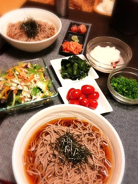 Snapdishの料理写真:ぶっかけ蕎麦。葱、ワカメ、梅干し、キムチ、大根おろし、納豆など。トマトとサラダ。|晴雨さん