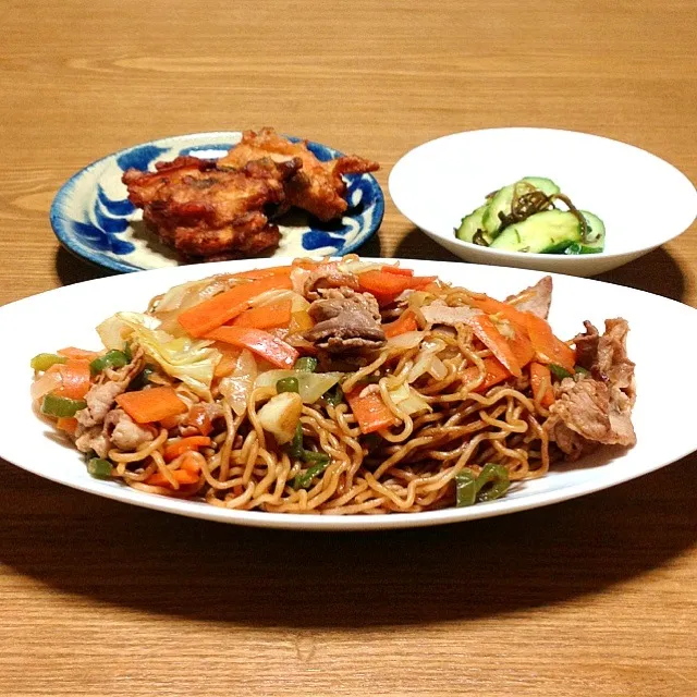 Snapdishの料理写真:【今夜のウチご飯】焼きそば，ガネ，きゅうりの塩昆布浅漬。しっかり食べて明日への活力に。ルービーとお湯割でいい感じ。|takuya KAWANOさん