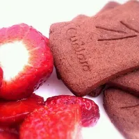 Cookies and strawberries.|Mercedes Moralesさん