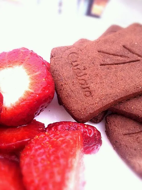 Cookies and strawberries.|Mercedes Moralesさん