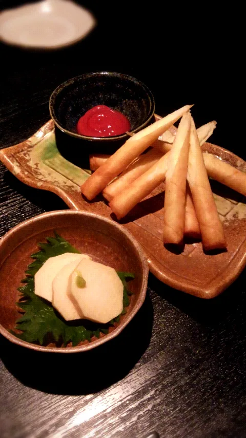 Snapdishの料理写真:ﾁｰｽﾞ棒揚げと山芋の醤油漬けで乾杯 ✌(๑ºั³ºั๑)|あゆ亭さん