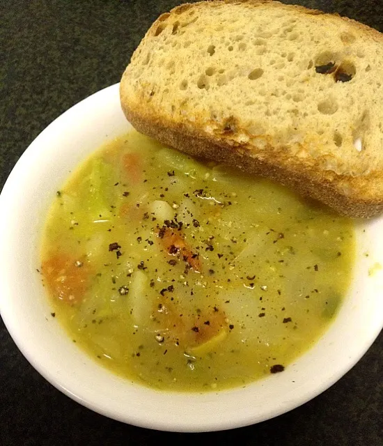 Snapdishの料理写真:#soup  vegetable soup   sourdough bread  コンソメ野菜スープ  自然発酵パン|ずきみくさん