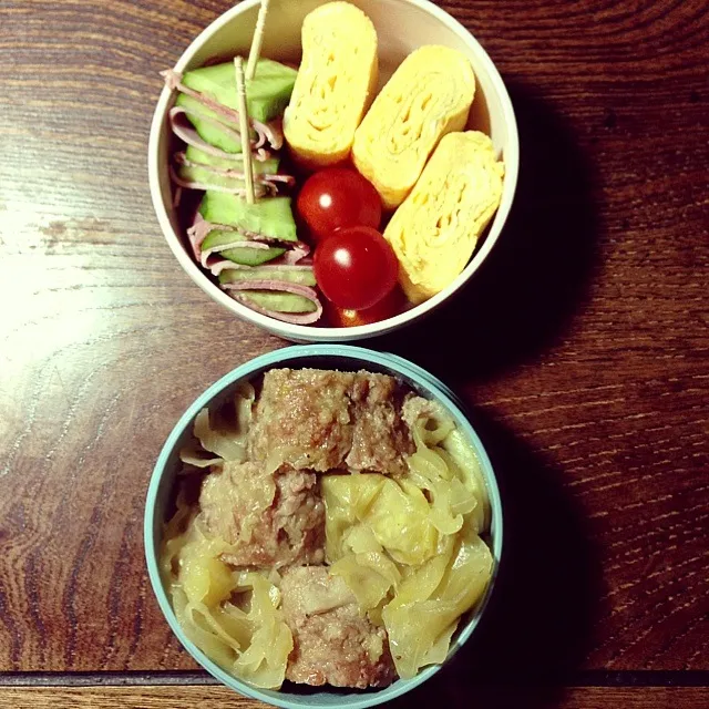 Snapdishの料理写真:4/10娘弁当  ハンバーグのロールキャベツ風  ミニトマト  卵焼き  ハムときゅうりの段々  ＊卵焼きは一枚を薄くし過ぎない方が良いかも、でも厚くすると中が半熟になるので要注意＊|yukiyamasakiさん