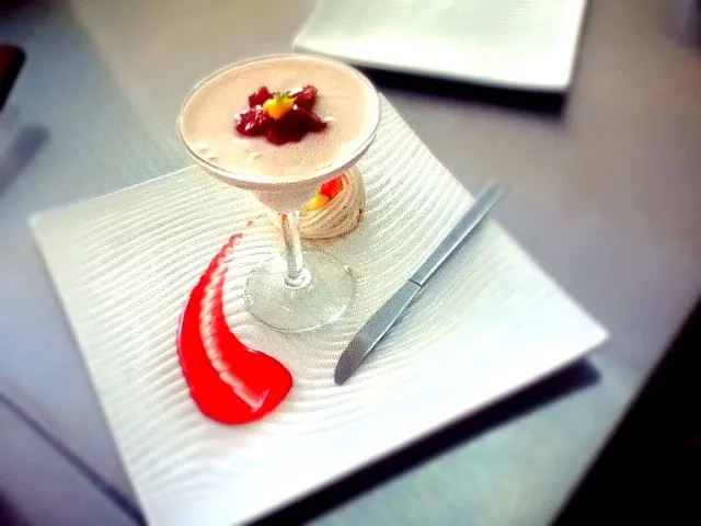 Snapdishの料理写真:Strawberry Bavarois with meringue|Tagaytayさん